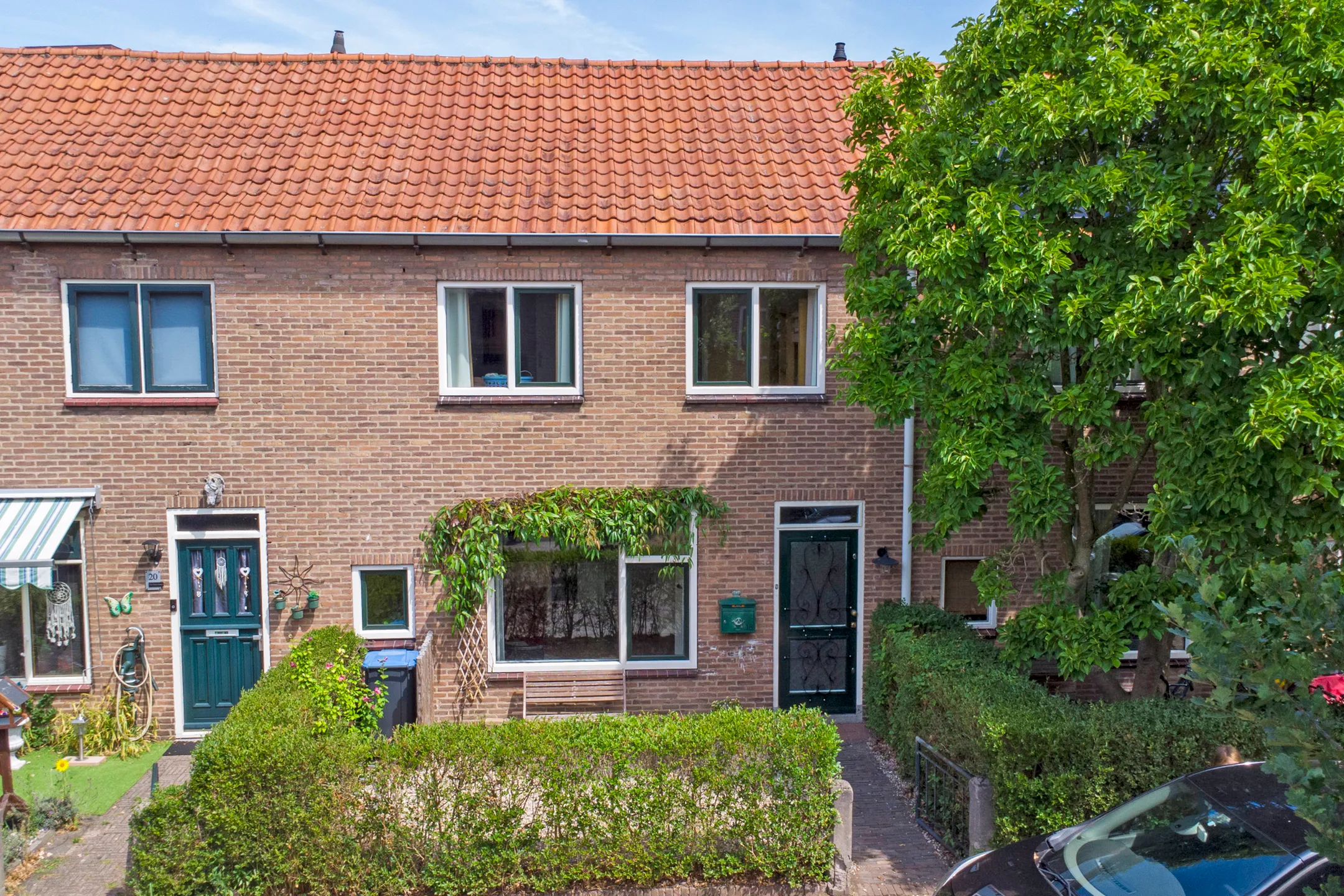 Nederlands rijtjeshuis met voortuin